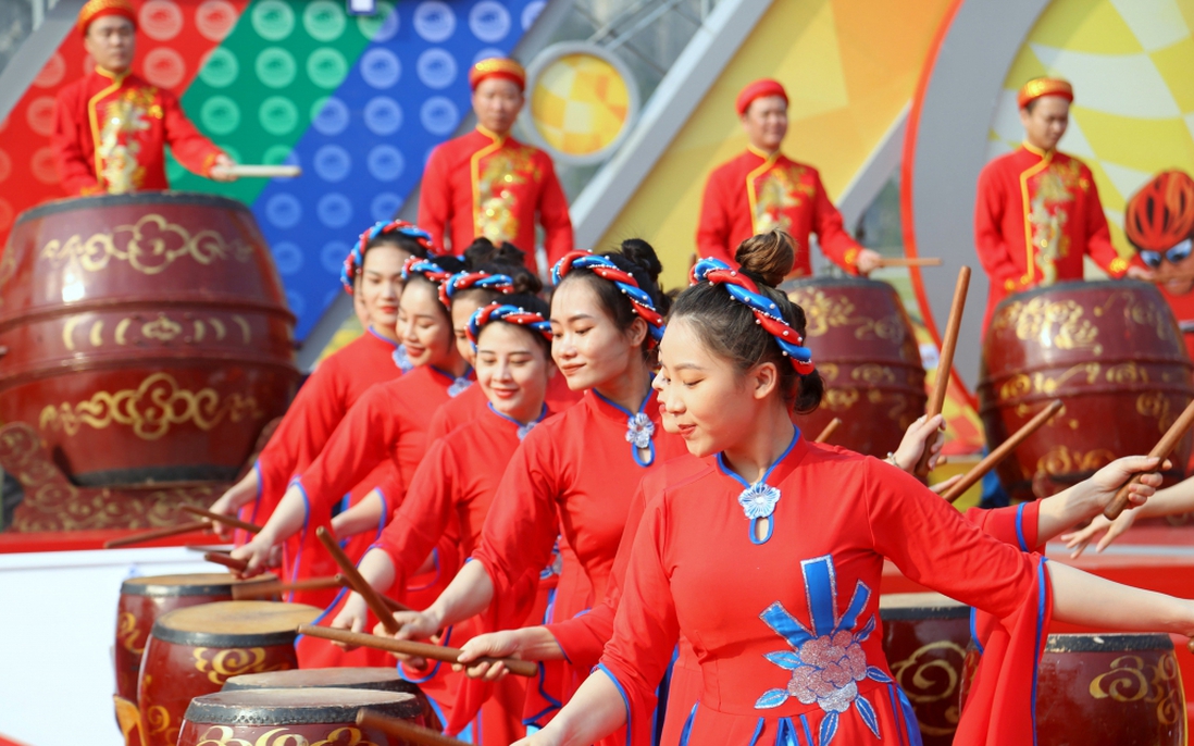 Xây dựng và phát triển văn hóa, con người Việt Nam đáp ứng yêu cầu phát triển bền vững đất nước