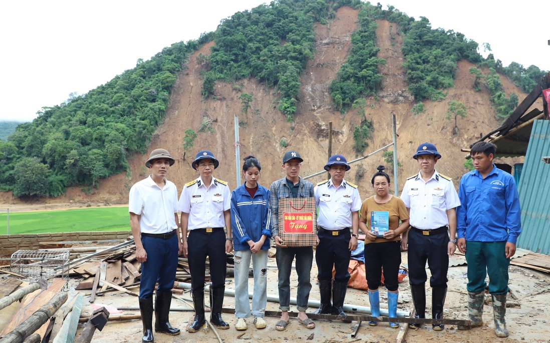Bộ đội Hải quân tặng 6 tấn gạo và quà cho người dân bị thiệt hại do mưa lũ ở Điện Biên 