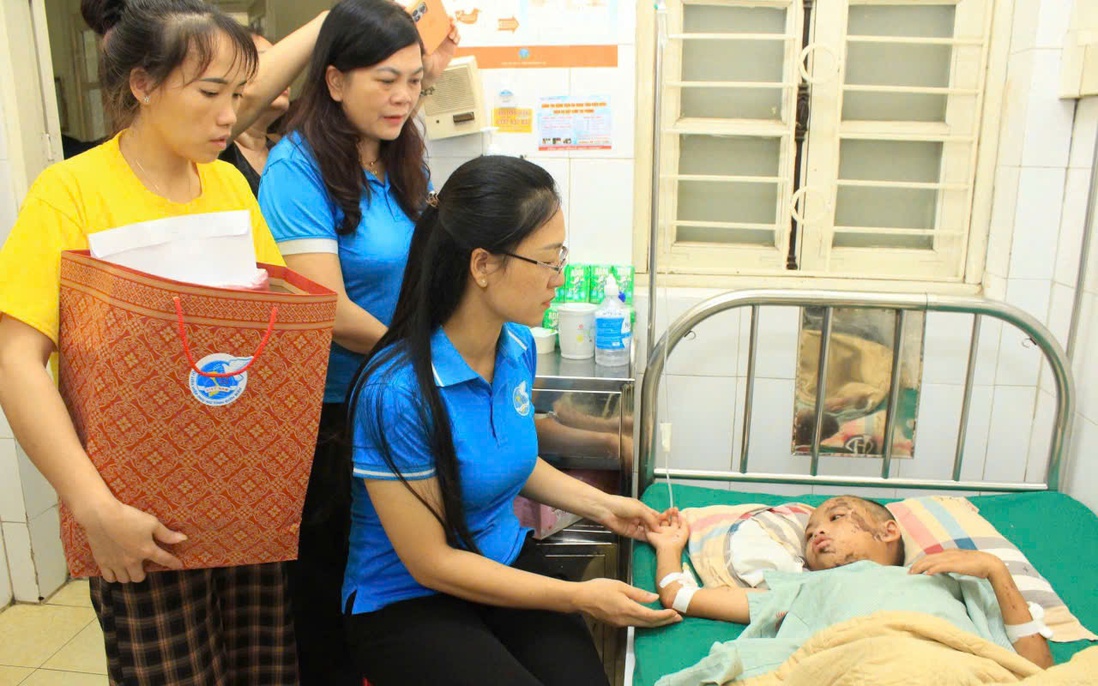 Hội LHPN Điện Biên thăm hỏi, hỗ trợ phụ nữ, trẻ em bị ảnh hưởng do lũ quét, sạt lở