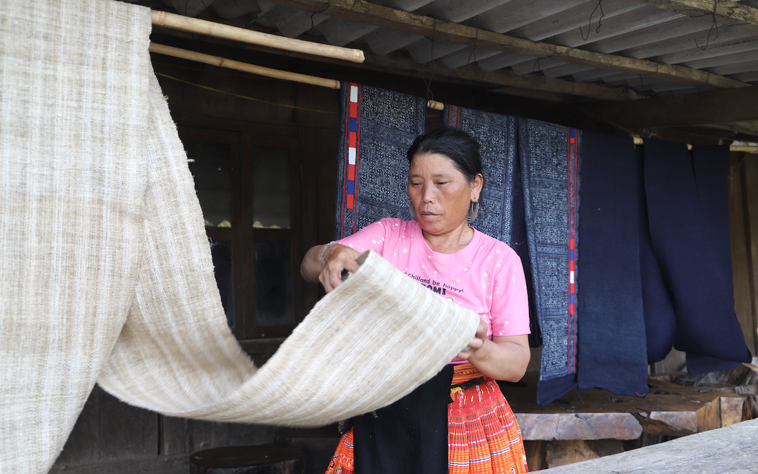 CLB dệt lanh Háng Đồng: Nơi phụ nữ Mông bền bỉ giữ nghề truyền thống