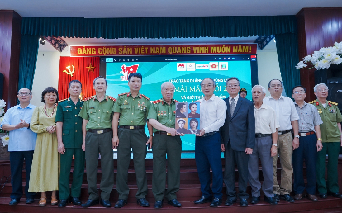 Trao tặng di ảnh nữ Anh hùng Liệt sĩ công an cho Bảo tàng Phụ nữ Việt Nam