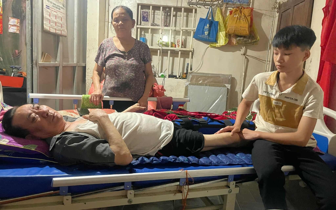 Nam sinh lớp 7 mồ côi cha mẹ, chăm ông liệt giường trong cảnh khó khăn
