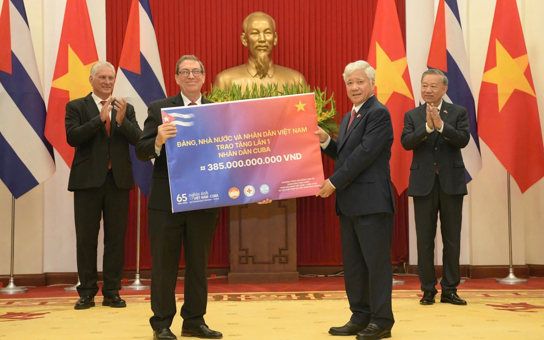 Việt Nam trao tặng Cuba 385 tỷ đồng