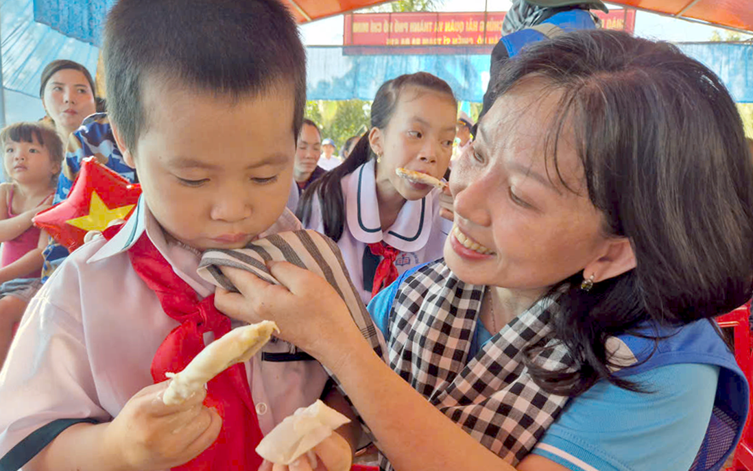 Mang tình cảm đất liền đến với quân và dân vùng biển đảo Tây Nam