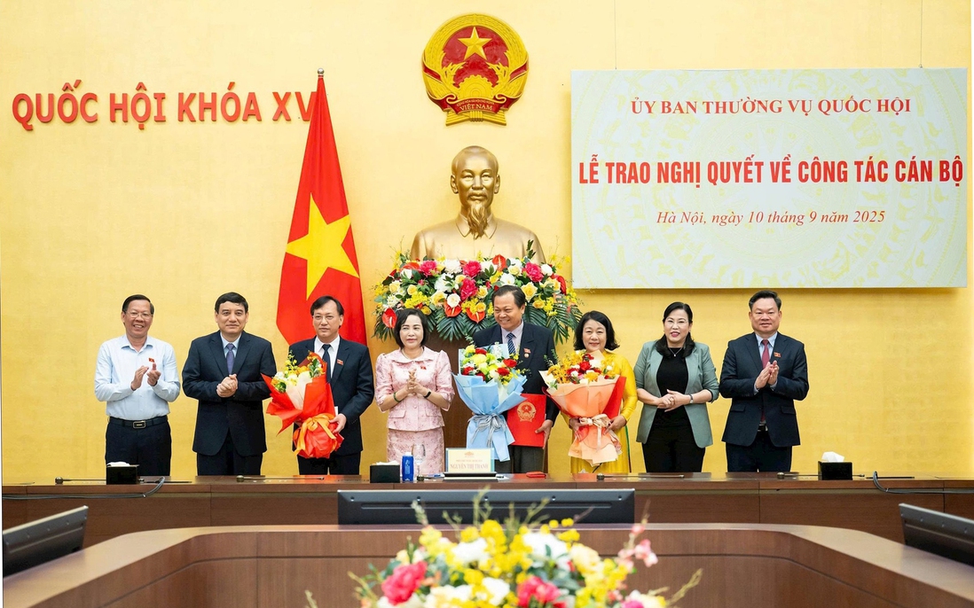 Phó Chủ tịch Quốc hội Nguyễn Thị Thanh dự Lễ trao Nghị quyết về công tác cán bộ