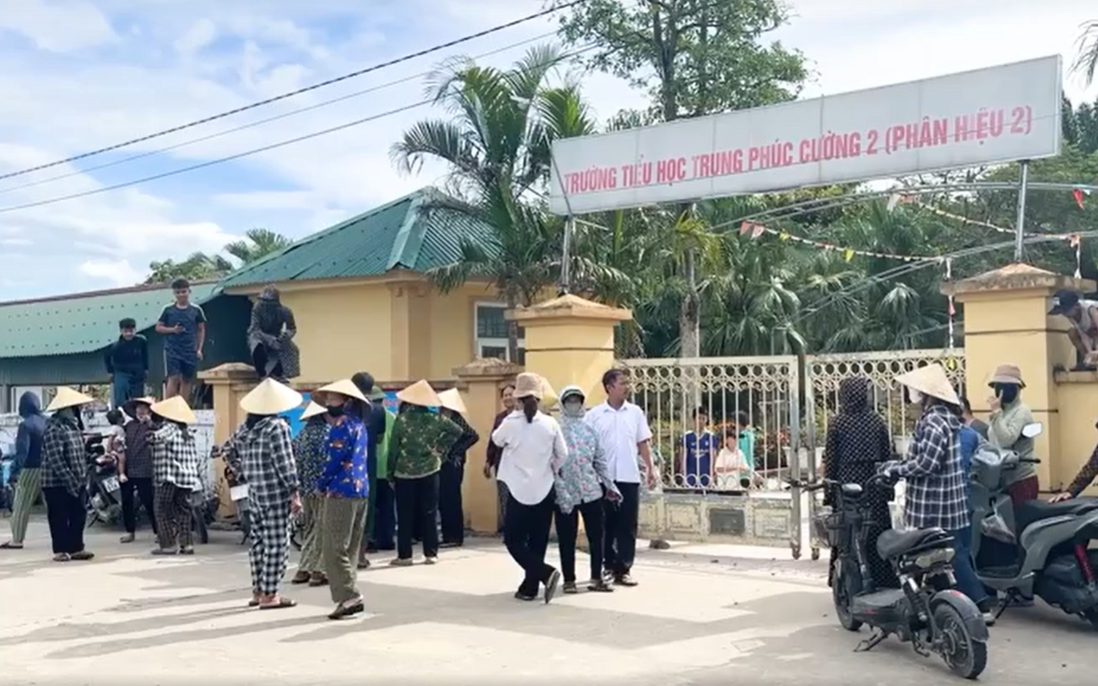 Giám đốc Sở GD&ĐT Nghệ An nói gì khi hàng trăm phụ huynh phản đối sáp nhập điểm trường ở Thiên Nhẫn?