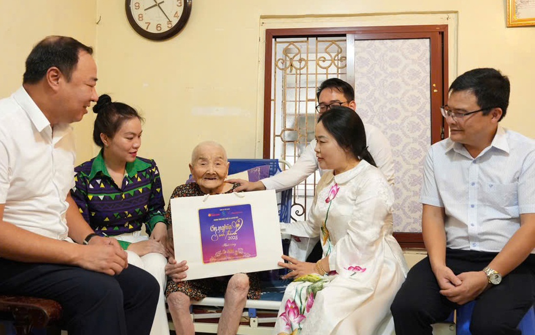 Chương trình "Ơn nghĩa sinh thành 2025" trao quà tri ân các Mẹ Việt Nam Anh hùng và người có công tại Hà Nội 
