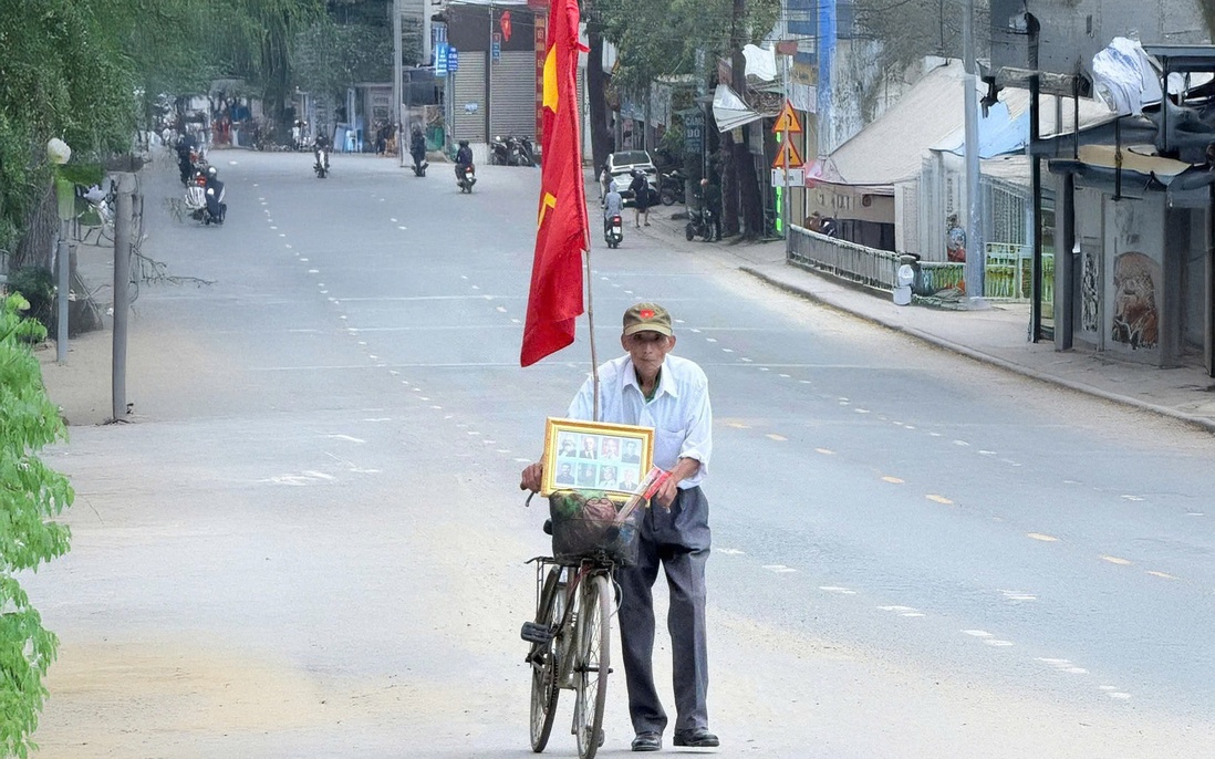 Xúc động hình ảnh cụ ông hơn 80 tuổi đạp xe về Kim Liên dự Lễ giỗ Bác Hồ