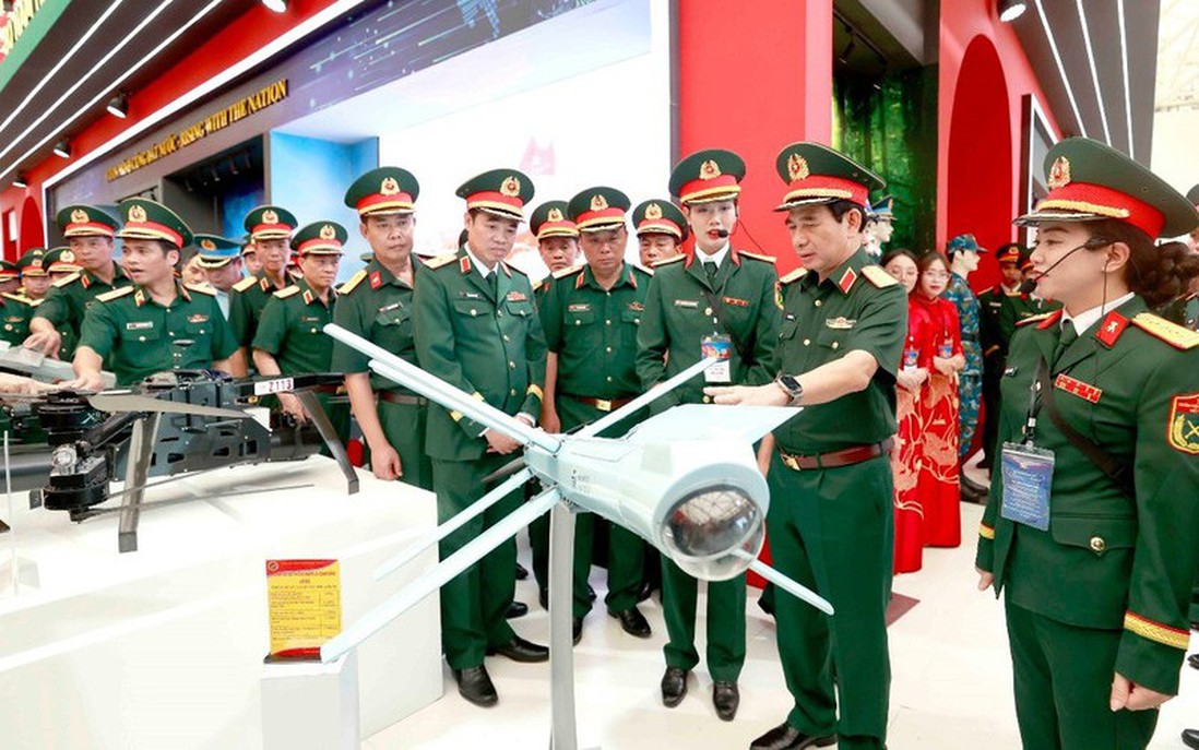 Triển lãm thành tựu đất nước: Đại tướng Phan Văn Giang thăm khu trưng bày Quân đội