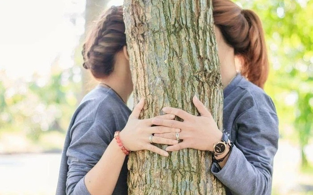Mẹ sốc khi nhìn thấy tấm ảnh photobooth của con gái và cô bạn thân đang hôn nhau