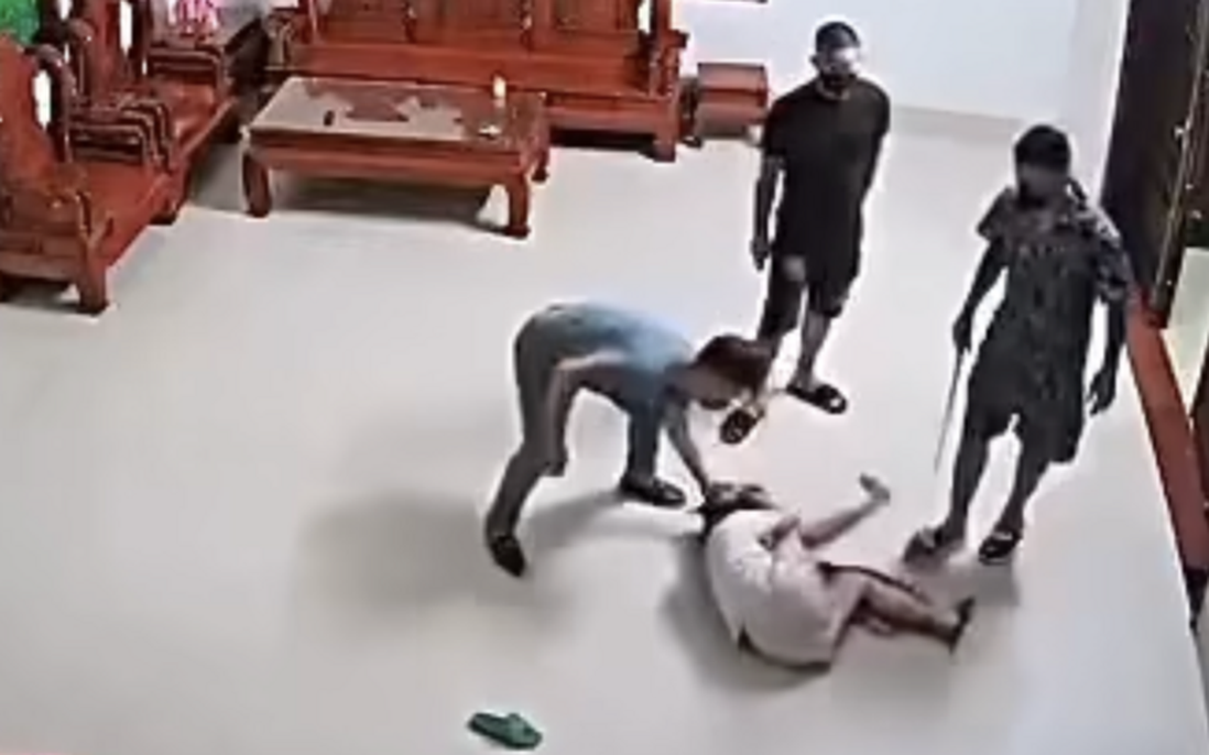 Người phụ nữ bị đánh đập dã man vì khoản nợ của chồng