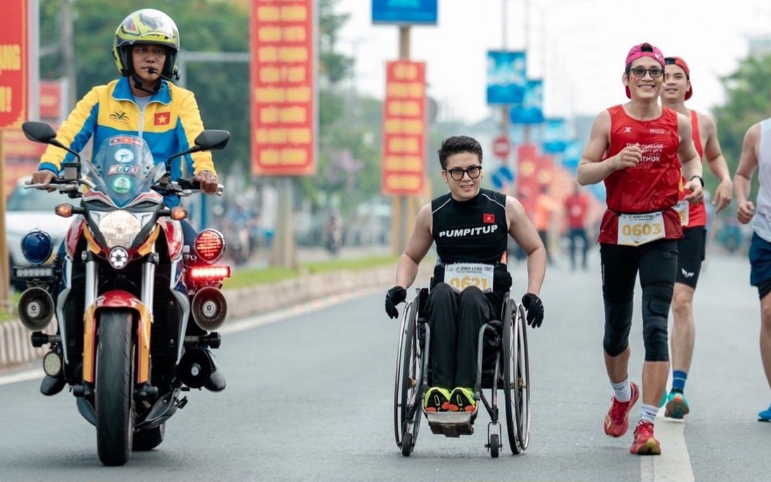 Chàng trai ngồi xe lăn chinh phục hơn 150km đường đua