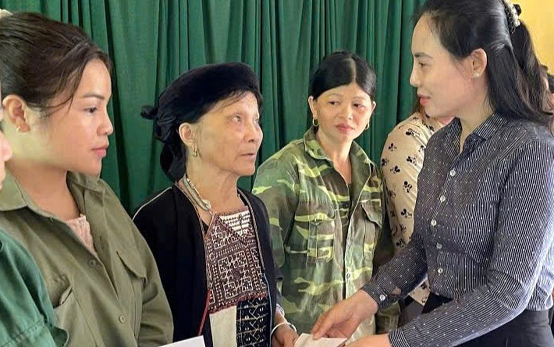 Hội LHPN Tuyên Quang thăm, tặng quà các hộ gia đình bị ảnh hưởng do mưa bão