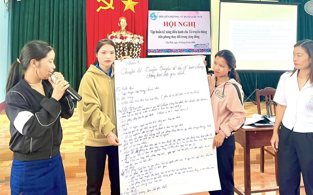 CLB Phụ nữ với pháp luật giúp giảm nghèo thông tin tại Ea M’Droh 