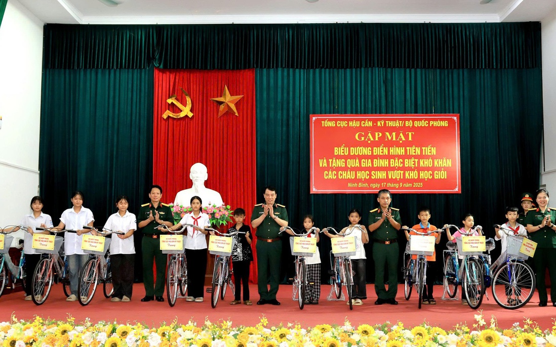 Tổng cục Hậu cần - Kỹ thuật tặng quà gia đình khó khăn và học sinh vượt khó 
