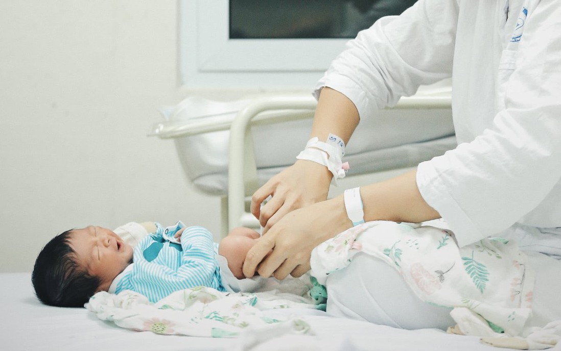 Hoa hậu Ngọc Hân công khai ảnh con đầu lòng