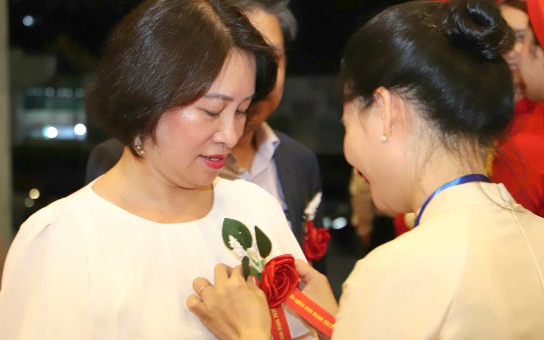Lắng đọng nghi thức "bông hồng cài áo" trong Chương trình nghệ thuật "Ơn nghĩa sinh thành 2025"