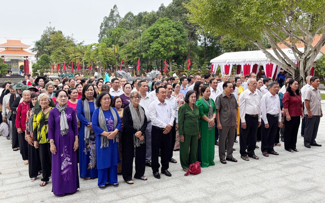 Phụ nữ Vĩnh Long dâng hương tưởng niệm 33 năm Ngày mất của Nữ tướng Nguyễn Thị Định