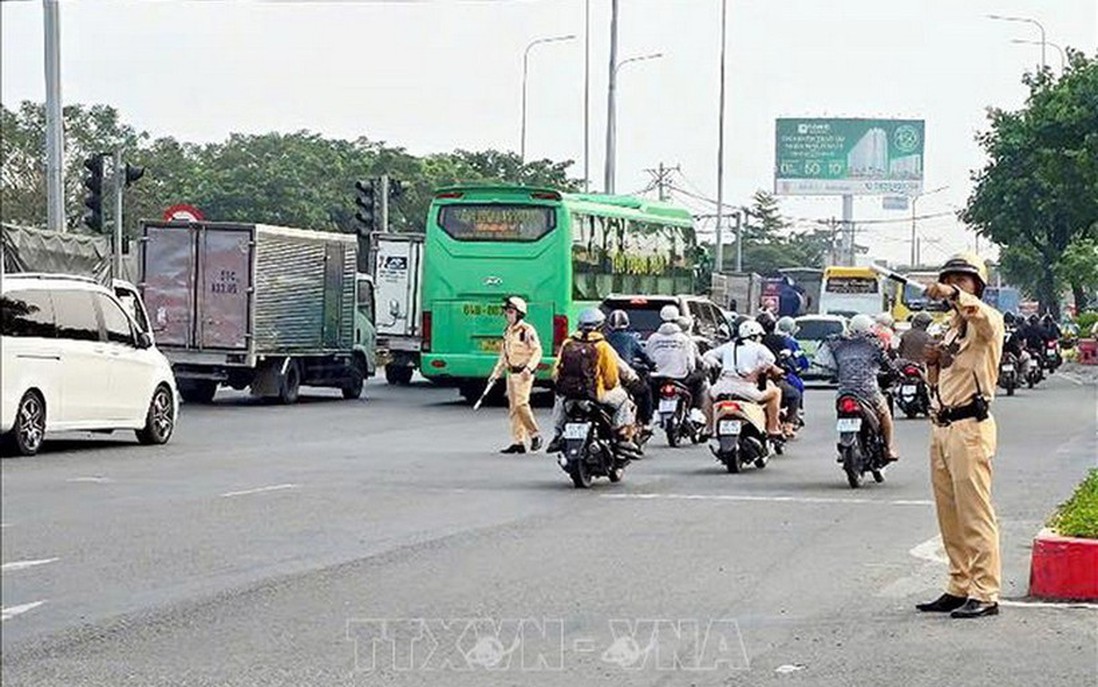 Yêu cầu cán bộ, chiến sỹ làm nhiệm vụ chỉ huy giao thông không dừng phương tiện