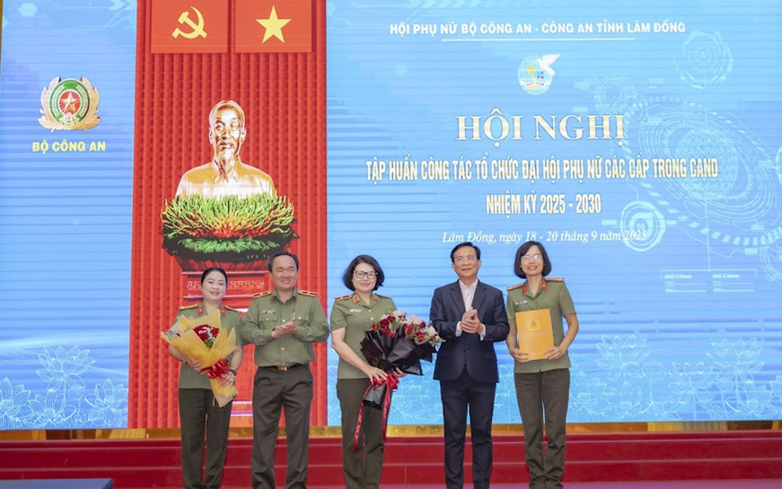 Tập huấn "Ứng dụng Công nghệ AI" cho cán bộ Hội Phụ nữ Công an nhân dân