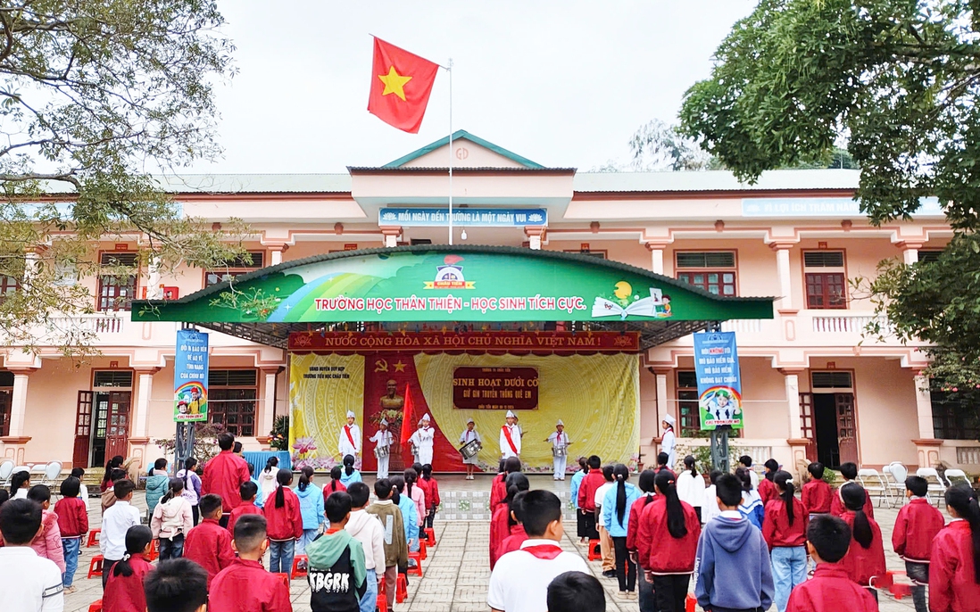 Gieo lòng yêu nước từ lễ chào cờ nơi rẻo cao