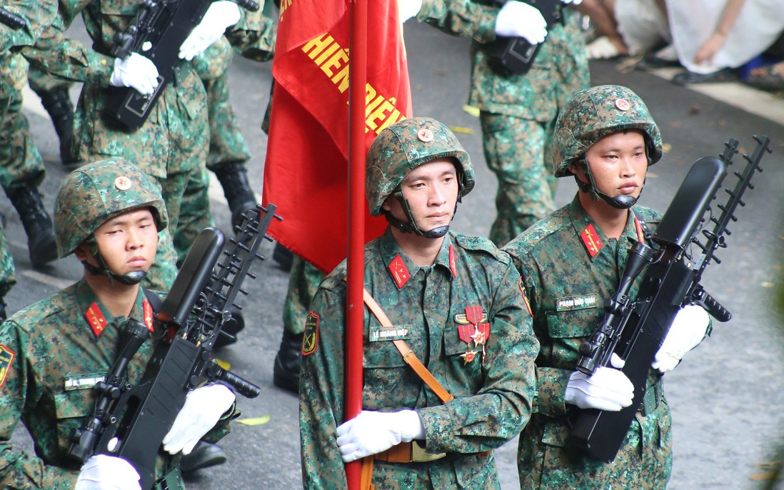 Thượng úy Lê Hoàng Hiệp và đồng đội diễu binh trong sự cổ vũ nồng nhiệt của người dân