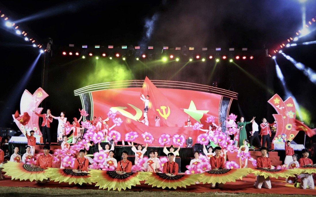 Lai Châu: Tưng bừng đêm hội "Niềm tin son sắt - Vững bước tương lai"