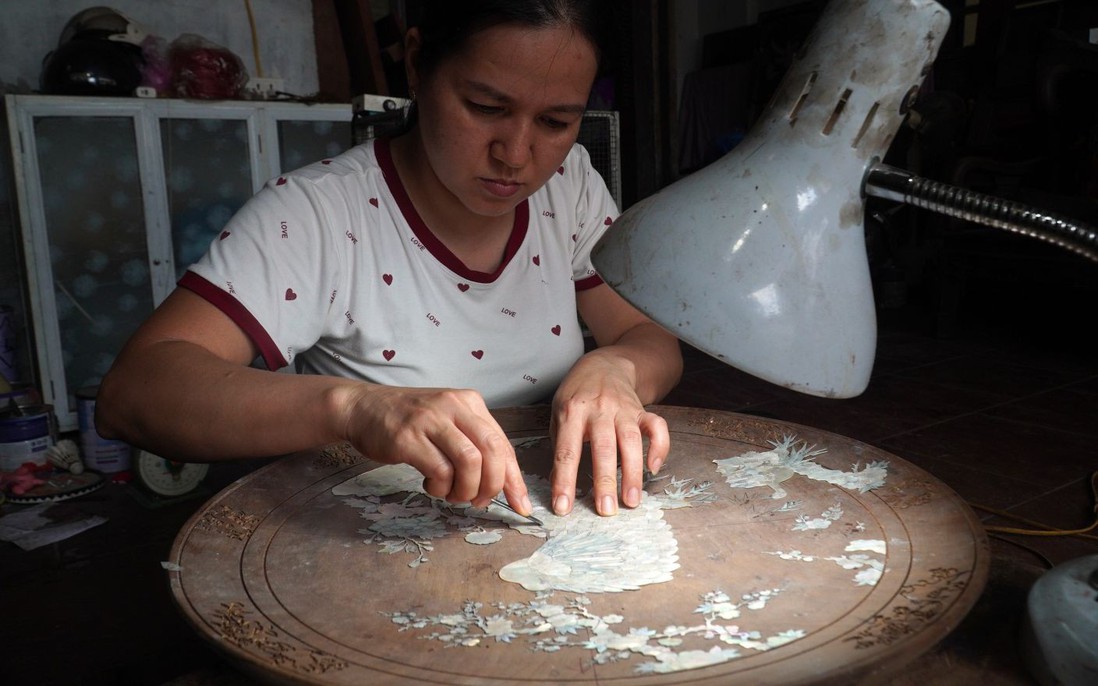 Những bàn tay phụ nữ giữ hồn nghề khảm trai nghìn năm