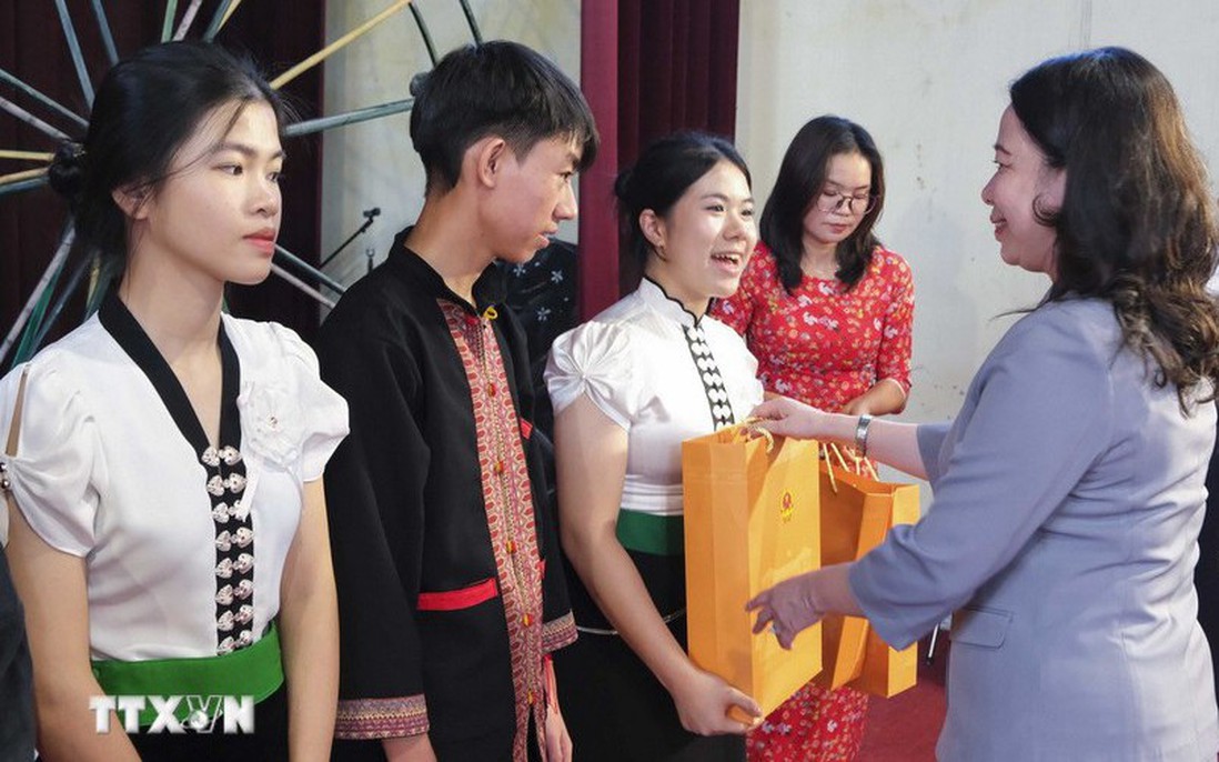 Phó Chủ tịch nước trao học bổng cho học sinh nghèo vượt khó tỉnh Điện Biên
