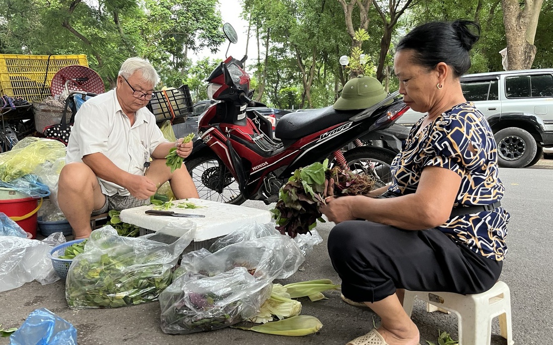 Hạnh phúc bên sạp rau nhỏ nơi chợ tạm của cặp vợ chồng U70