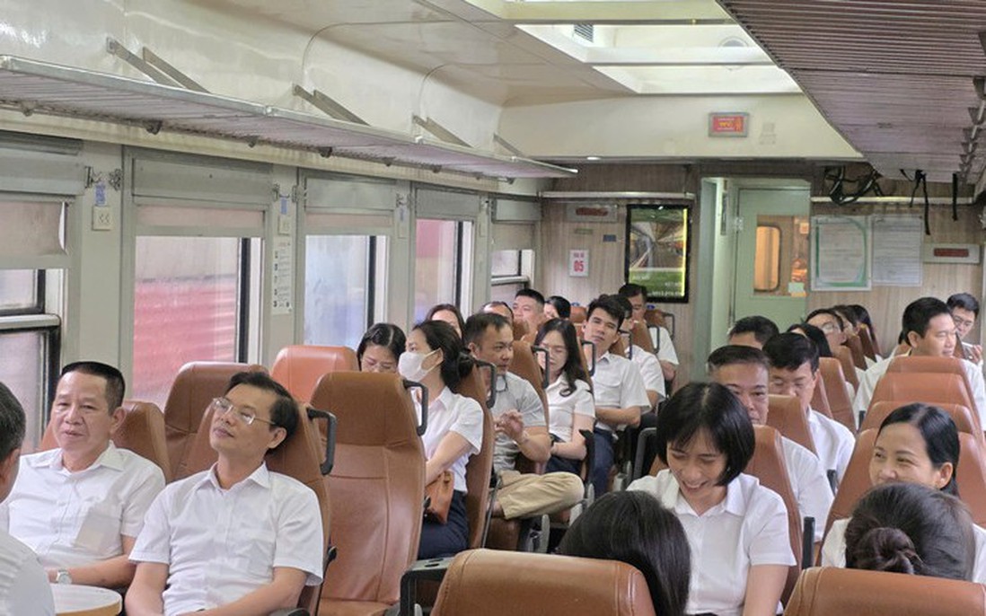 Chính thức vận hành đoàn tàu hỏa chở cán bộ, công chức Hải Phòng đi làm