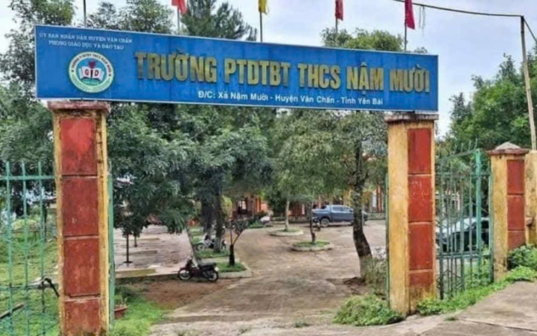 Ủy ban Mặt trận Tổ quốc Việt Nam tỉnh Lào Cai hỗ trợ gia đình có 2 con tử vong do đổ trụ cổng trường