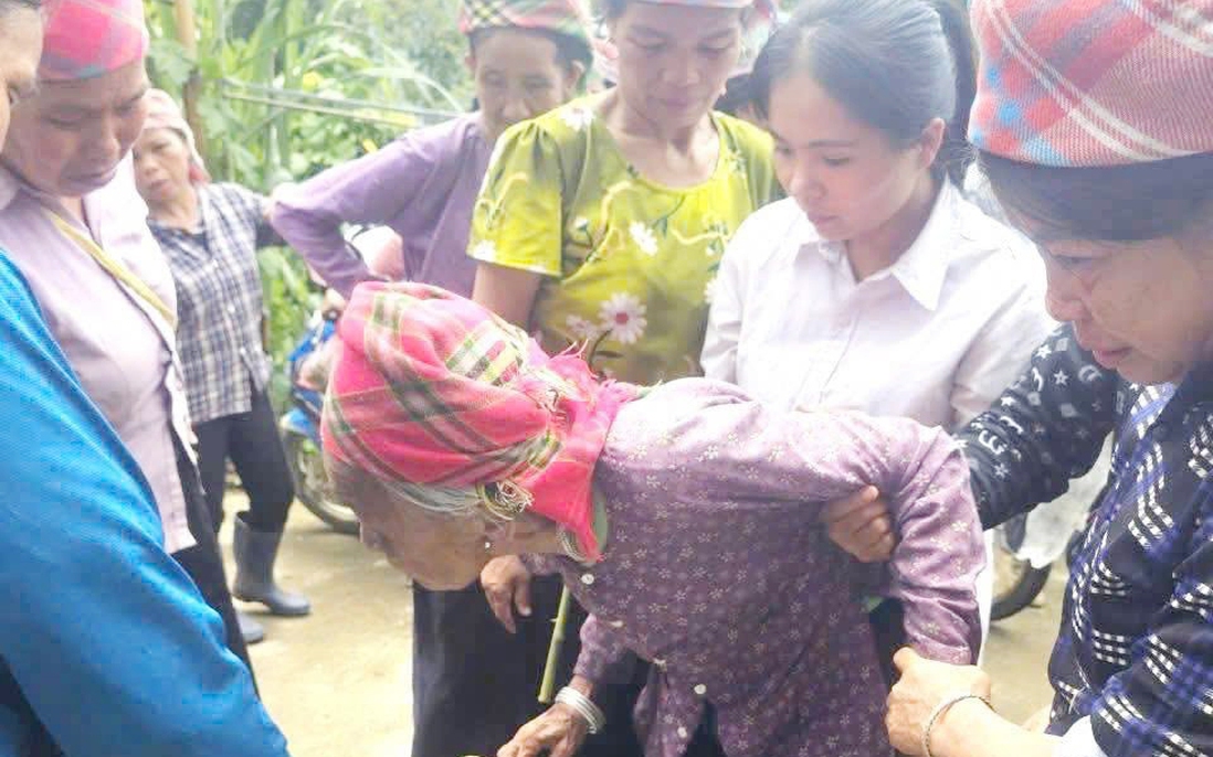 Hàng trăm người xuyên đêm tìm cụ bà 81 tuổi mất tích trong rừng 

