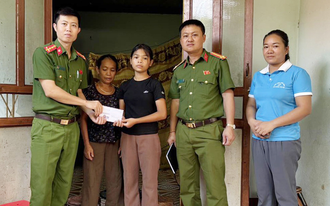 Mô hình "Công an xã nuôi em" thắp sáng ước mơ nơi đại ngàn Tam Thái
