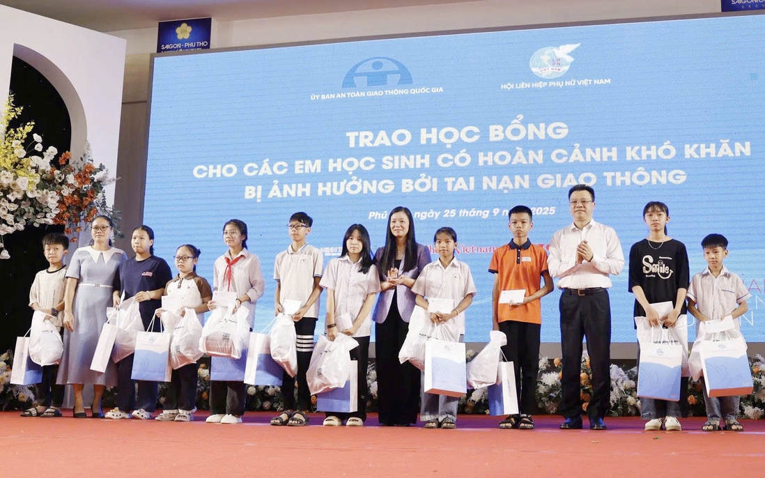 Hội LHPN Việt Nam trao 20 suất học bổng cho học sinh có hoàn cảnh khó khăn tại Phú Thọ