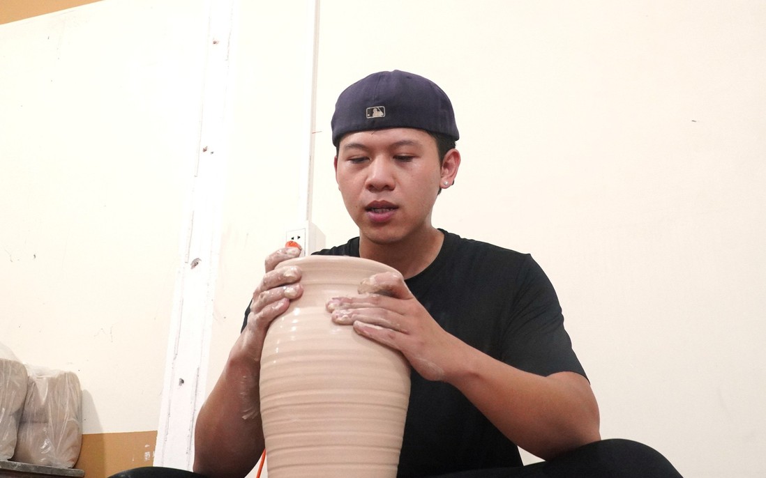 Những chàng trai bỏ phố về làng "thổi hồn" vào đất sét