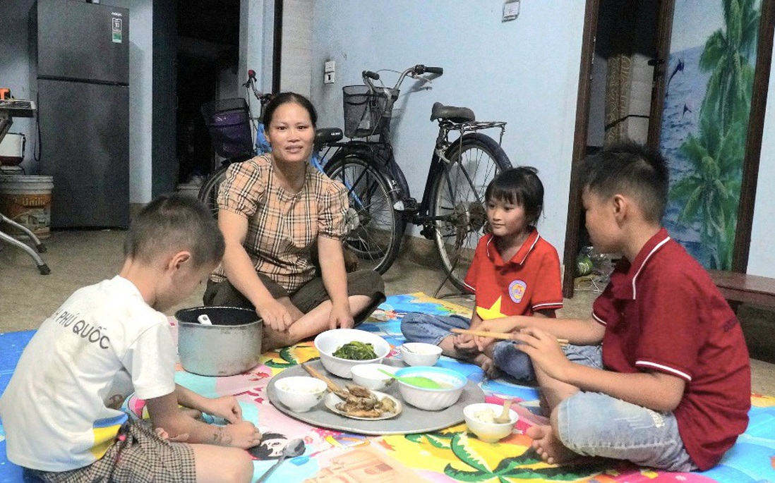 3 đứa trẻ mồ côi cha òa lên vui sướng khi thấy bữa cơm có cá