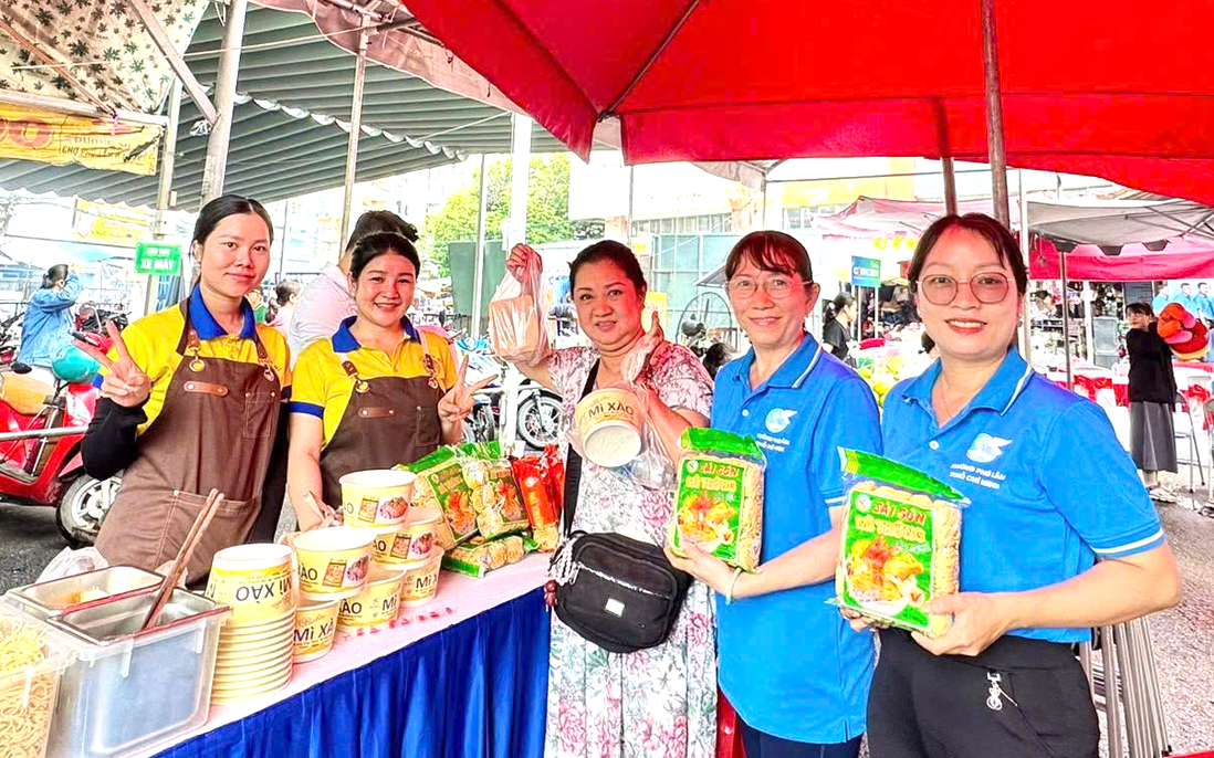Hội LHPN phường Phú Lâm (TPHCM) tổ chức ngày hội mua sắm thúc đẩy thanh toán không tiền mặt 