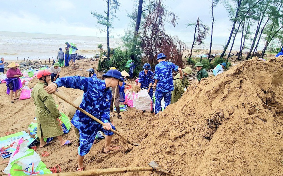 Hà Tĩnh khẩn trương gia cố đê, xả tràn hồ chứa, sơ tán dân ứng phó bão số 10