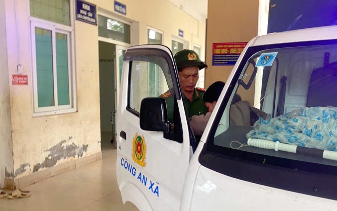 Công an vượt mưa lũ đưa 2 sản phụ đi sinh 