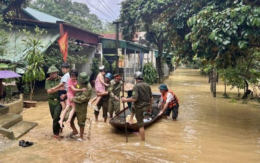 Huy động mọi lực lượng, phương tiện ứng phó với nguy cơ triều cường, ngập lụt, lũ quét, sạt lở đất sau bão số 10