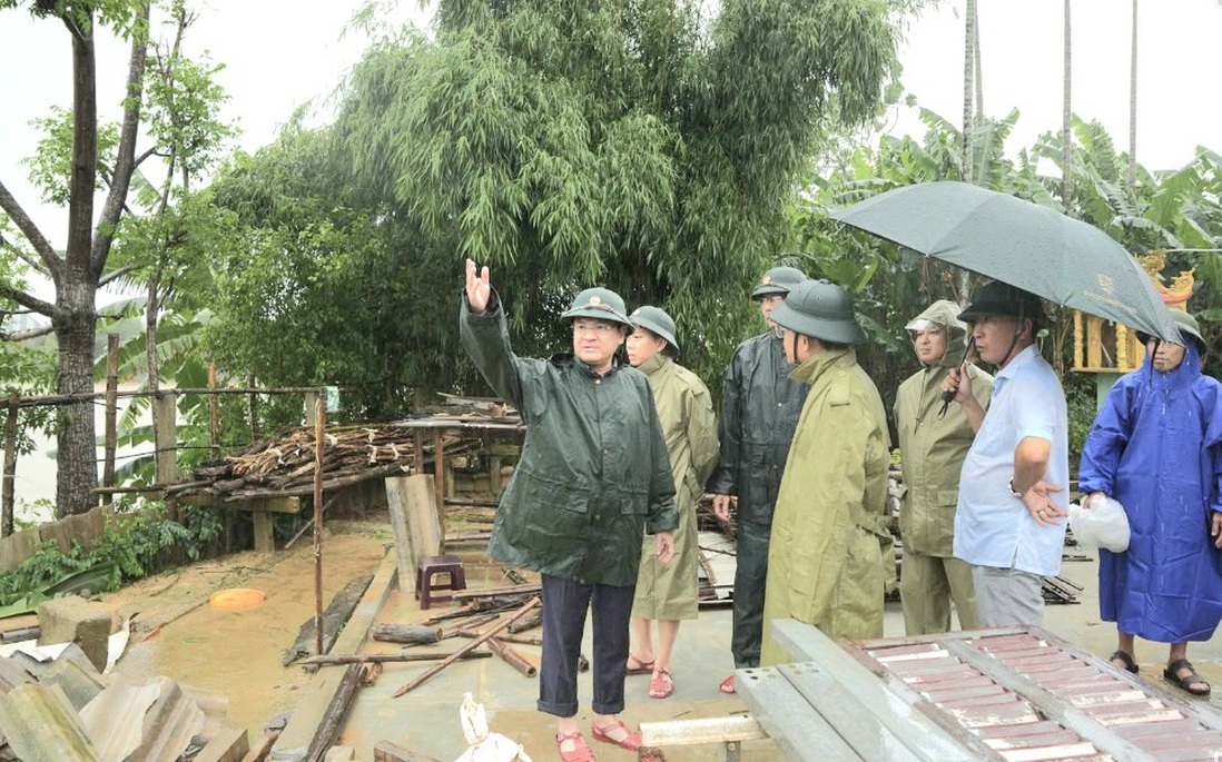 Hàng chục nhà dân ở Huế bị tốc mái, 2 người nghi mất tích ở Đà Nẵng