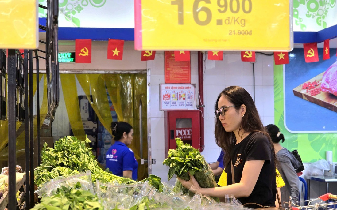 Siêu thị giảm giá thực phẩm, san sẻ với người dân bị ảnh hưởng bão số 10