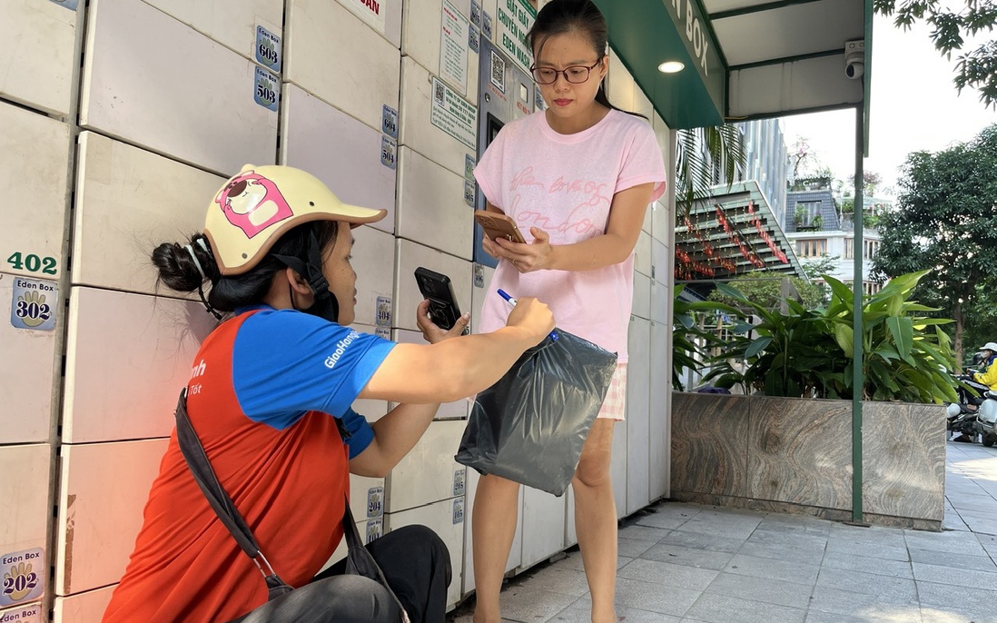Phụ nữ làm shipper: Gánh mưu sinh trên từng chuyến xe