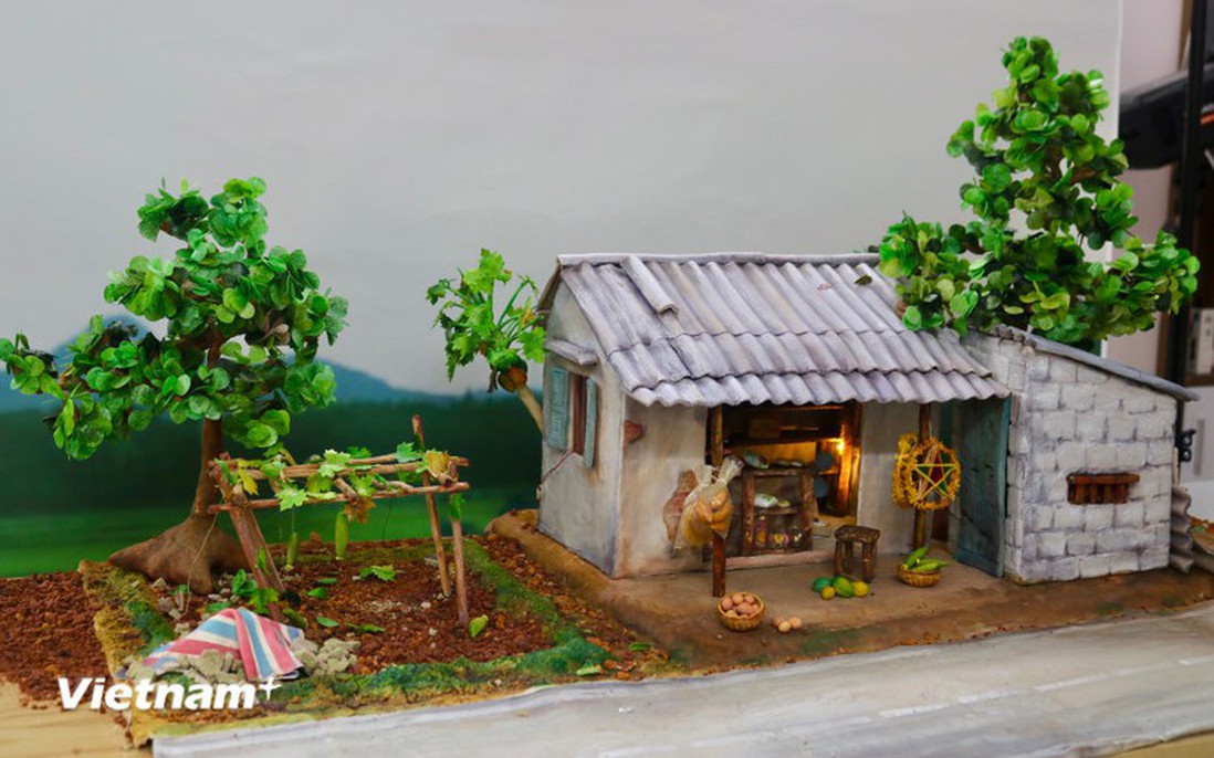 Cô gái 9X “biến” tiệm tạp hóa làng quê thành chiếc bánh Trung Thu độc đáo