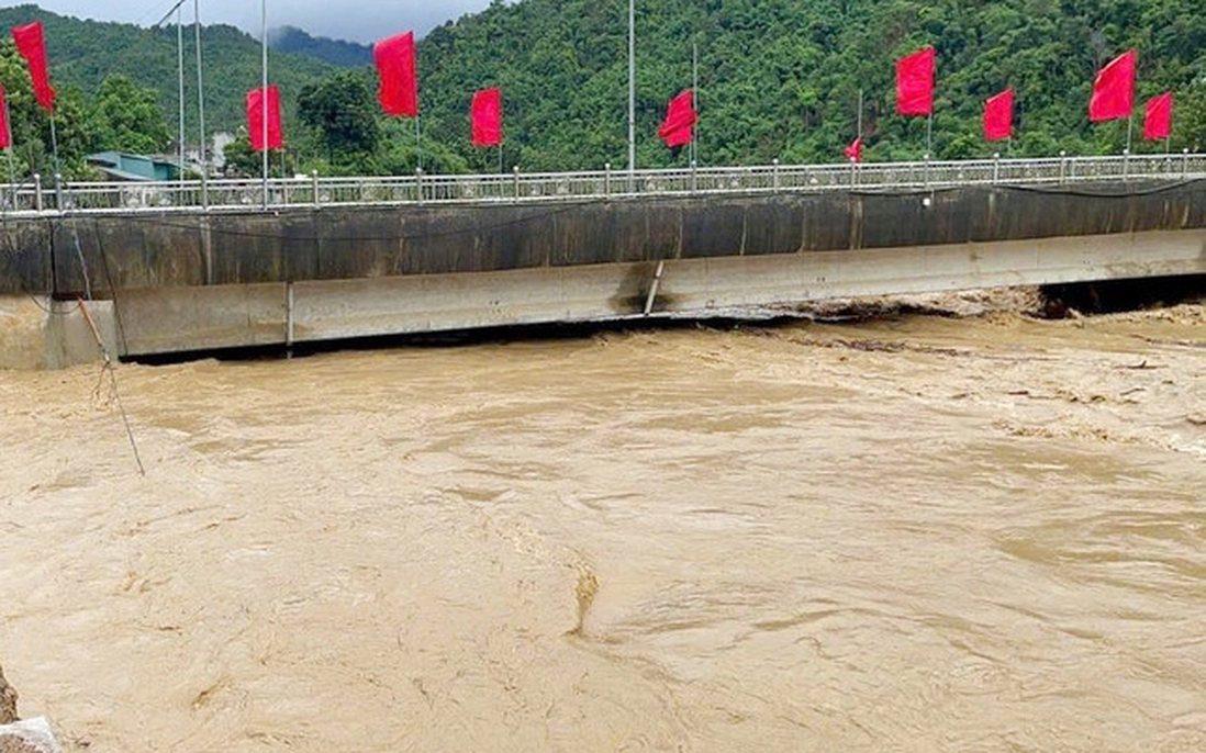 Thanh Hóa: Cầu cứng xã Quan Sơn bị sạt nghiêm trọng, nguy cơ bị sập bất cứ lúc nào