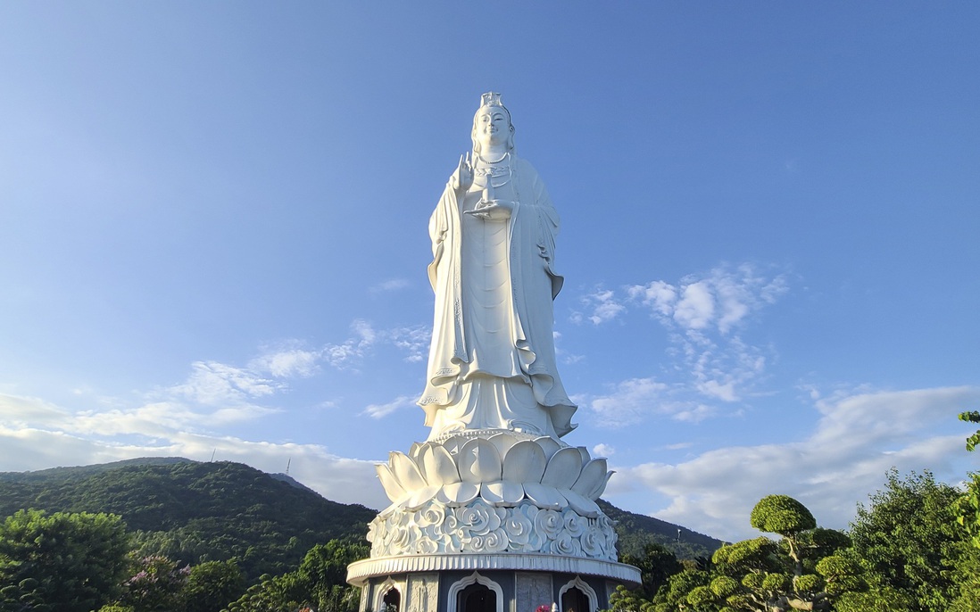 Chùa Linh Ứng Bãi Bụt thu hút hàng nghìn du khách đến chiêm bái mỗi ngày
