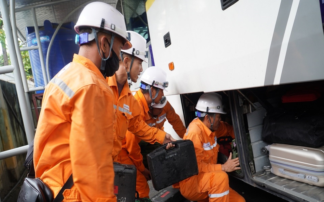 Tổng công ty Điện lực miền Bắc huy động tối đa nguồn lực ứng cứu lưới điện sau bão số 10 tại Nghệ An