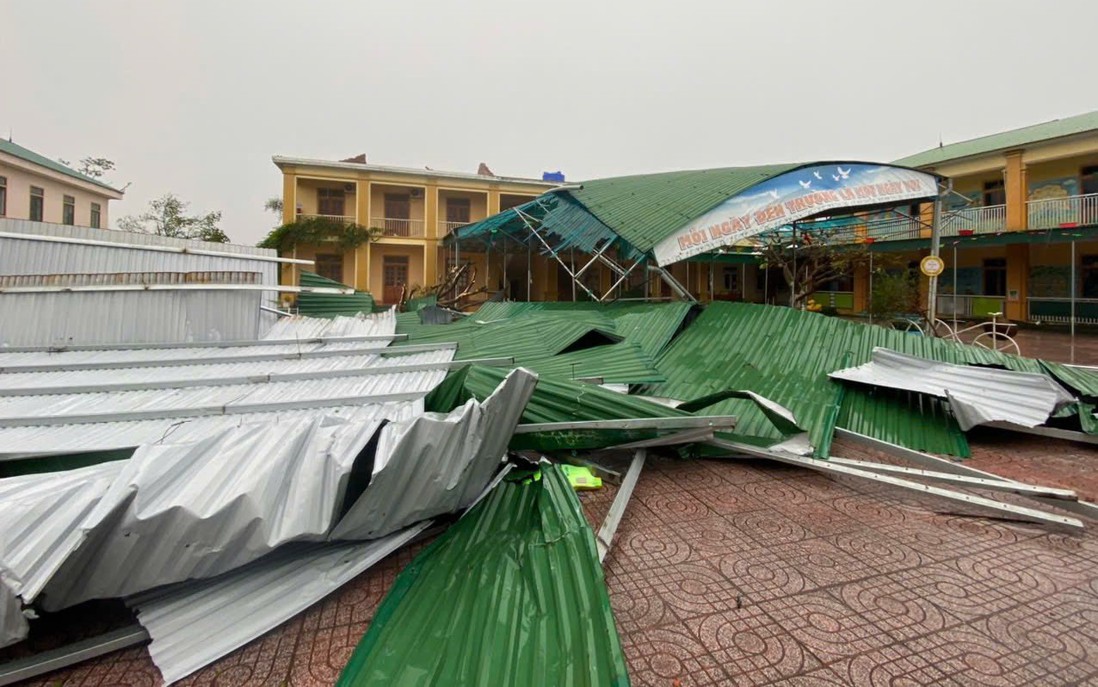 Nhiều trường học ở Nghệ An hư hỏng nặng sau bão số 10, kế hoạch dạy và học bị đảo lộn