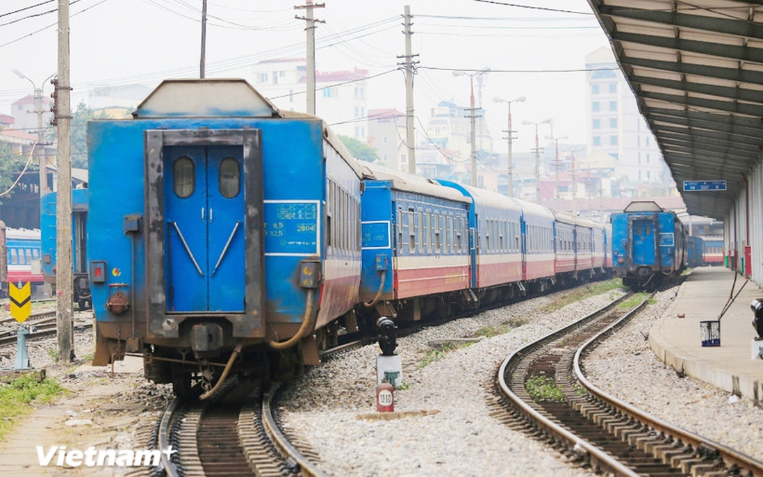 Nhiều đoàn tàu chậm giờ chạy do ảnh hưởng của cơn bão số 10